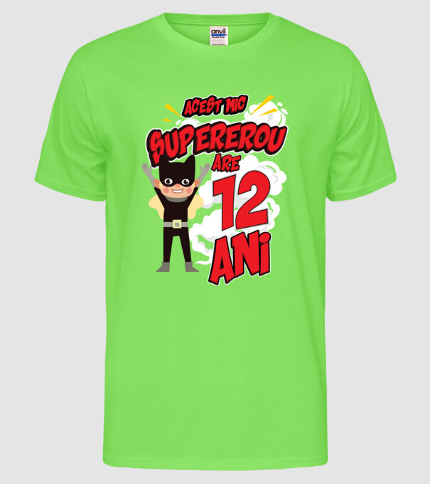 Acest mic supererou are 12 ani model verde neon pe tricou