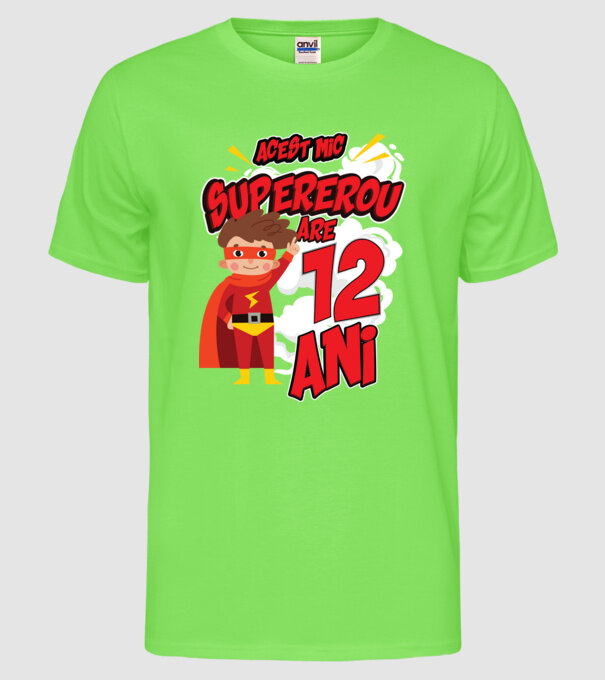 Acest mic supererou are 12 ani model verde neon pe tricou