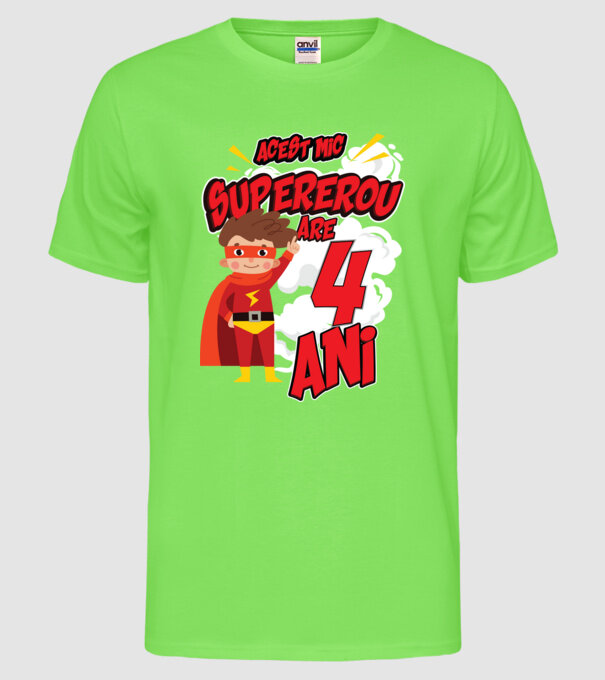 Acest mic supererou are 4 ani model verde neon pe tricou