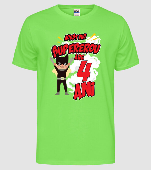 Acest mic supererou are 4 ani model verde neon pe tricou