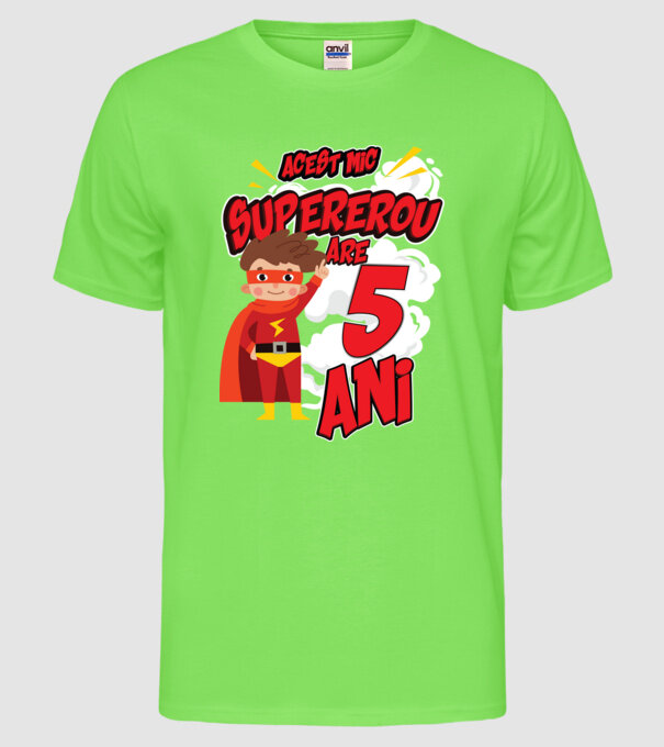 Acest mic supererou are 5 ani model verde neon pe tricou