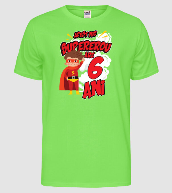 Acest mic supererou are 6 ani model verde neon pe tricou