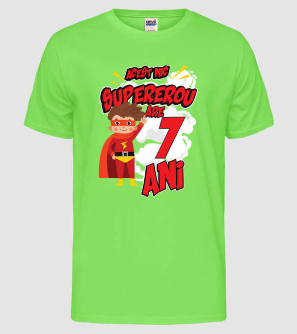 Acest mic supererou are 7 ani model verde neon pe tricou