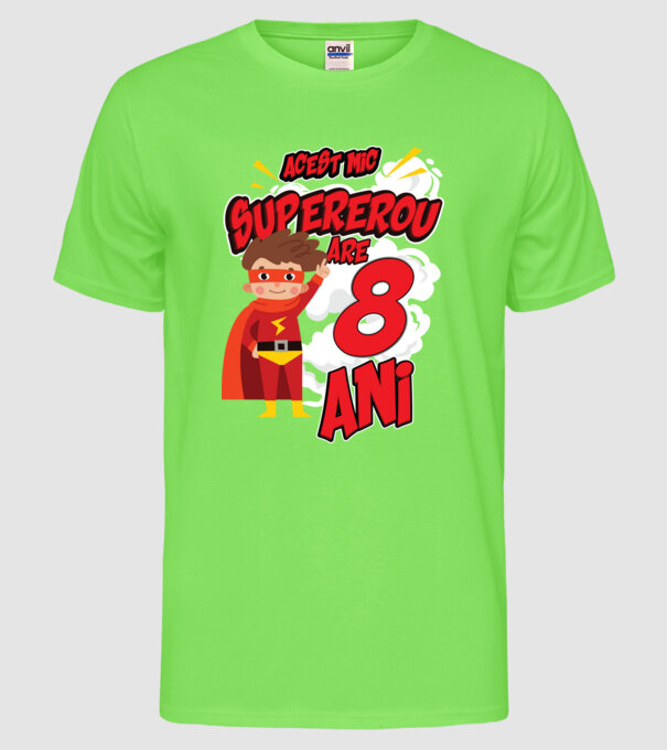 Acest mic supererou are 8 ani model verde neon pe tricou