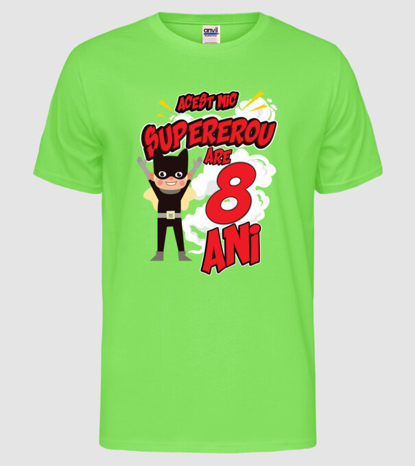 Acest mic supererou are 8 ani model verde neon pe tricou