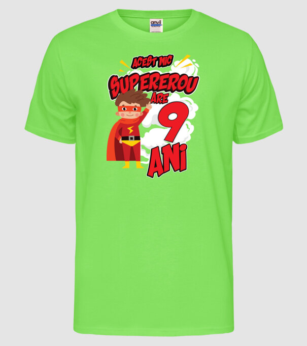Acest mic supererou are 9 ani model verde neon pe tricou
