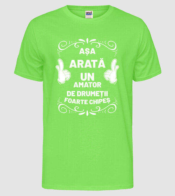 așa arată un amator de drumeții foarte chipeș model verde neon pe tricou