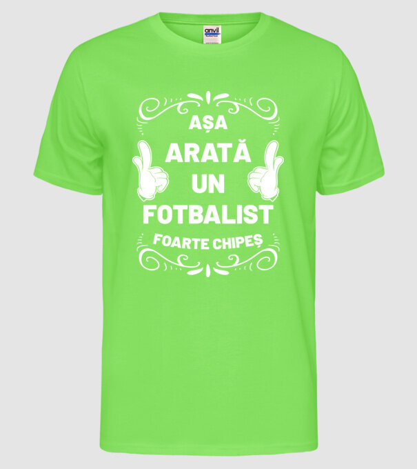Așa arată un FOTBALIST foarte chipeș model verde neon pe tricou