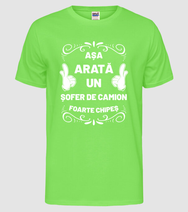Așa arată un șofer de camion foarte chipeș model verde neon pe tricou