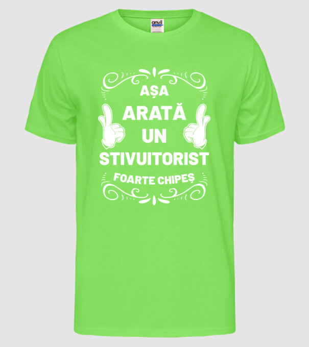 Așa arată un stivuitorist foarte chipeș model verde neon pe tricou