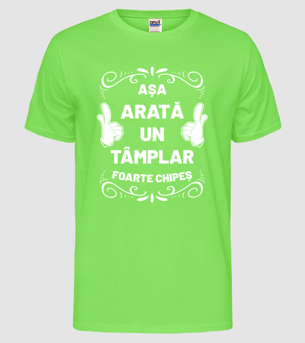 Așa arată un tâmplar foarte chipeș model verde neon pe tricou