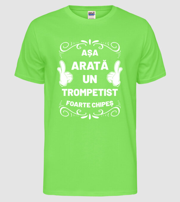 așa arată un trompetist foarte chipeș model verde neon pe tricou