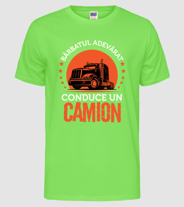 Bărbatul adevărat conduce un camion model verde neon pe tricou
