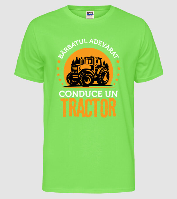 Bărbatul adevărat conduce un tractor model verde neon pe tricou
