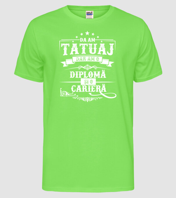 da, am tatuaj, dar am o diplomă și o carieră model verde neon pe tricou