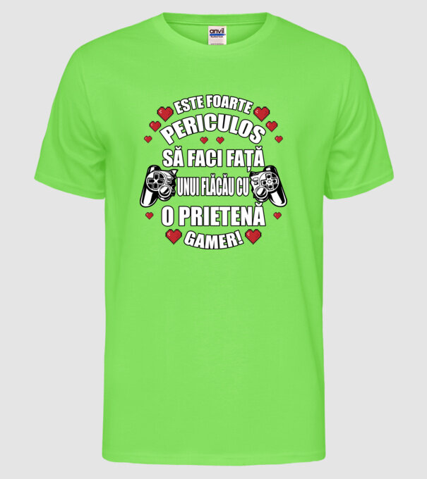 este foarte periculos să faci față unui flăcău cu o prietenă gamer! model verde neon pe tricou