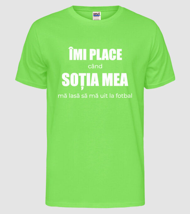Îmi place când soția mea mă lasă să mă uit la fotbal model verde neon pe tricou