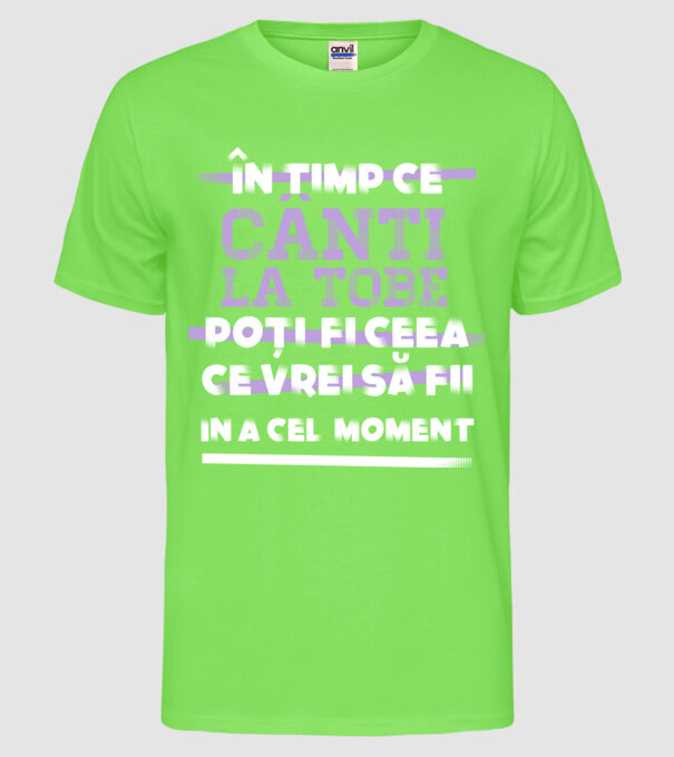 în timp ce cânți la tobe poți fi ceea ce vrei să fii - în acel moment model verde neon pe tricou