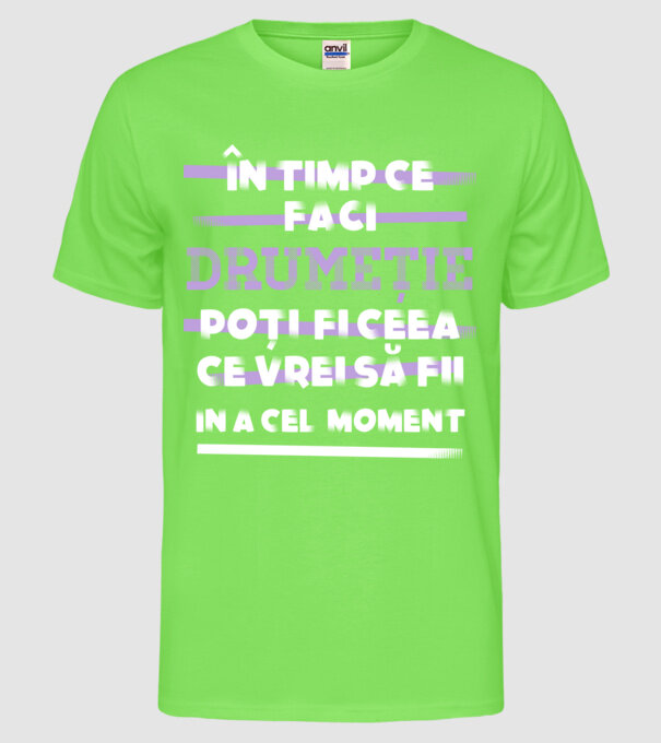 în timp ce faci drumeție poți fi ceea ce vrei să fii - în acel moment model verde neon pe tricou