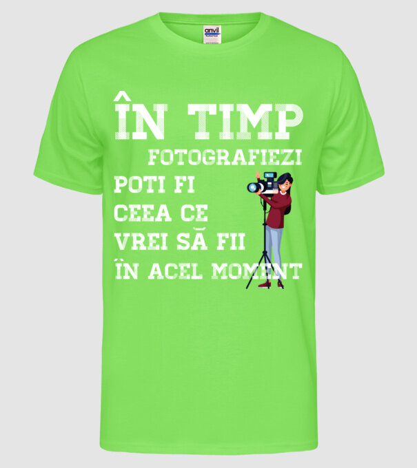 în timp ce fotografiezi poți fi ceea ce vrei să fii - în acel moment model verde neon pe tricou