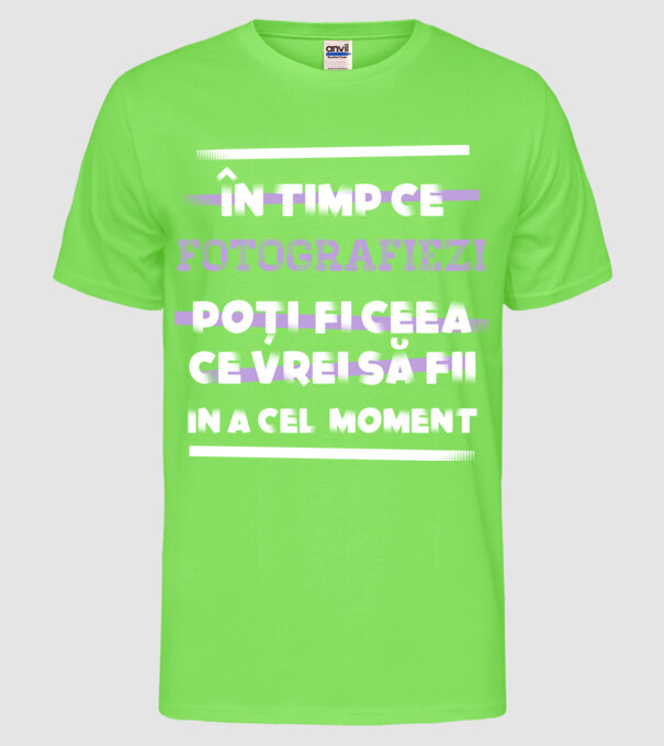 în timp ce fotografiezi poți fi ceea ce vrei să fii - în acel moment model verde neon pe tricou