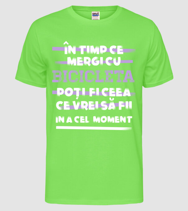în timp ce mergi cu bicicleta poți fi ceea ce vrei să fii - în acel moment model verde neon pe tricou