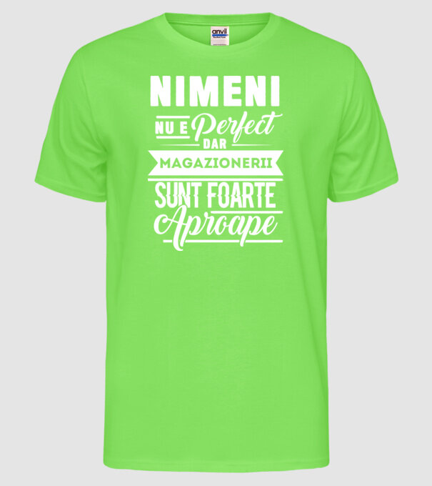 Nimeni nu e perfect, dar magazionerii sunt foarte aproape model verde neon pe tricou