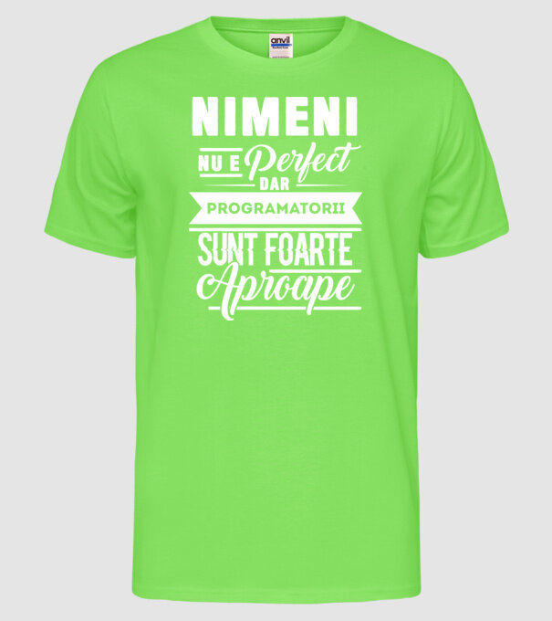 Nimeni nu e perfect, dar programatorii sunt foarte aproape model verde neon pe tricou
