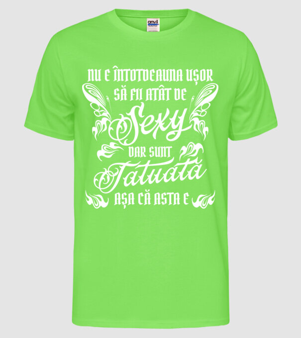 Nu e întotdeauna ușor să fii atât de sexy, dar sunt tatuată, așa că asta e model verde neon pe tricou