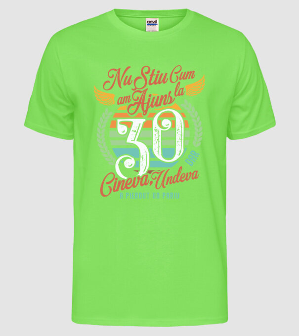 Nu știu cum am ajuns la 30, dar undeva, cineva a pierdut un pariu model verde neon pe tricou