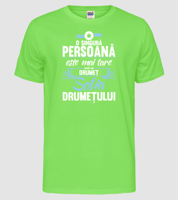numai o persoană este mai tare decât un amator de drumeții, soția amatorului de drumeții model verde neon pe tricou
