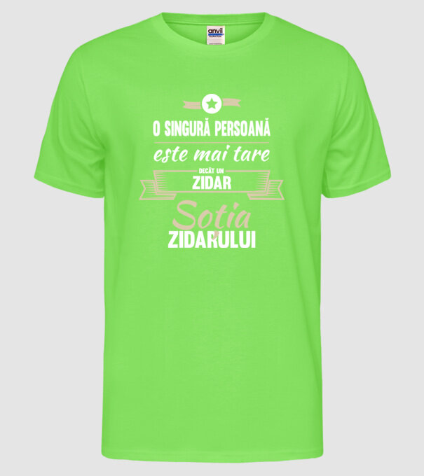 O singură persoană este mai tare decât un zidar, soția zidarului model verde neon pe tricou