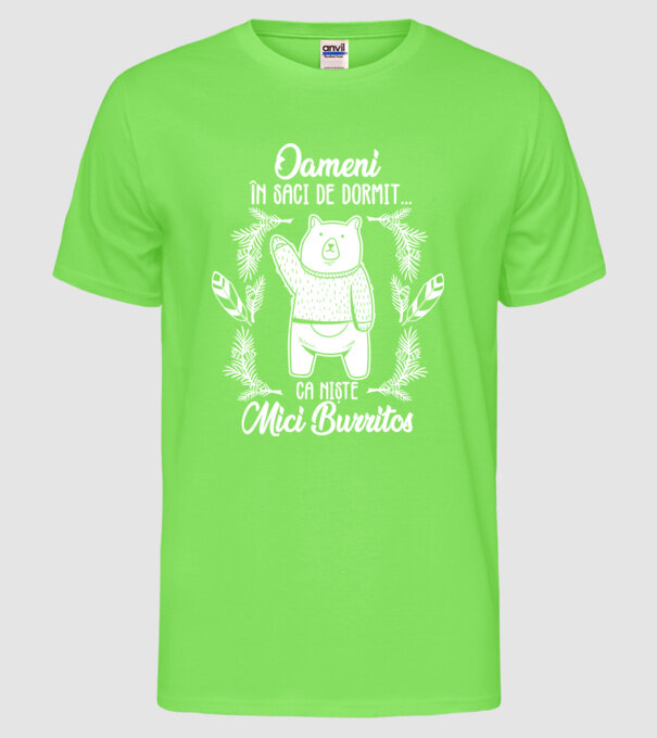 oameni în saci de dormit... ca niște mici burritos model verde neon pe tricou