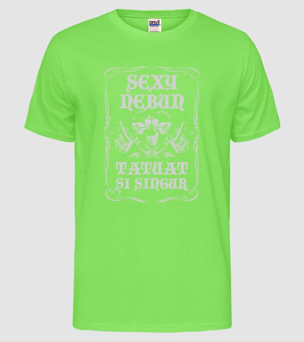 sexy, nebun, tatuat și singur model verde neon pe tricou