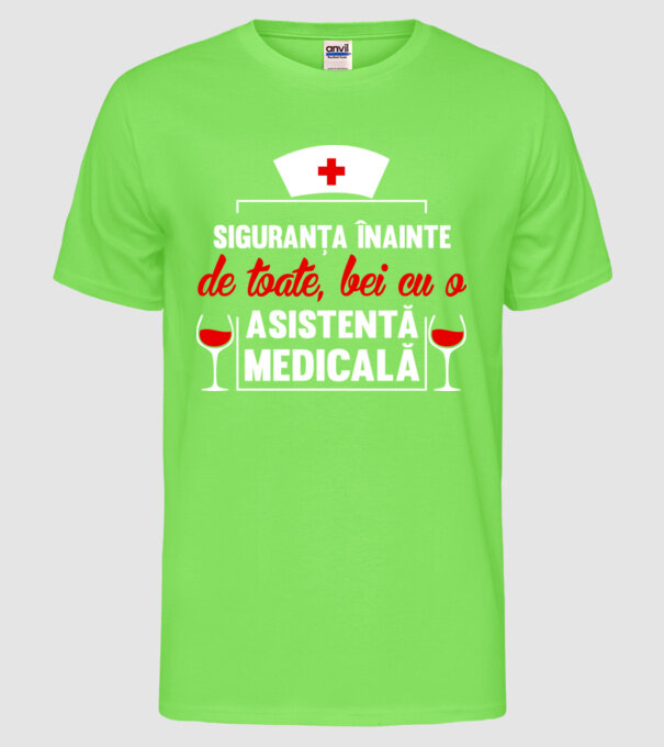 Siguranța înainte de toate, bei cu o asistentă medicală model verde neon pe tricou