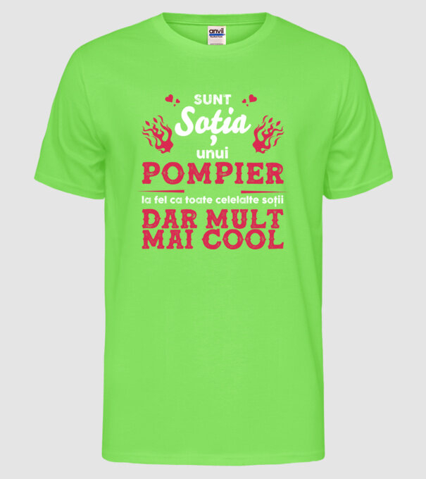sunt soția unui pompier, la fel ca toate celelalte soții, dar mult mai cool D8416418 model verde neon pe tricou
