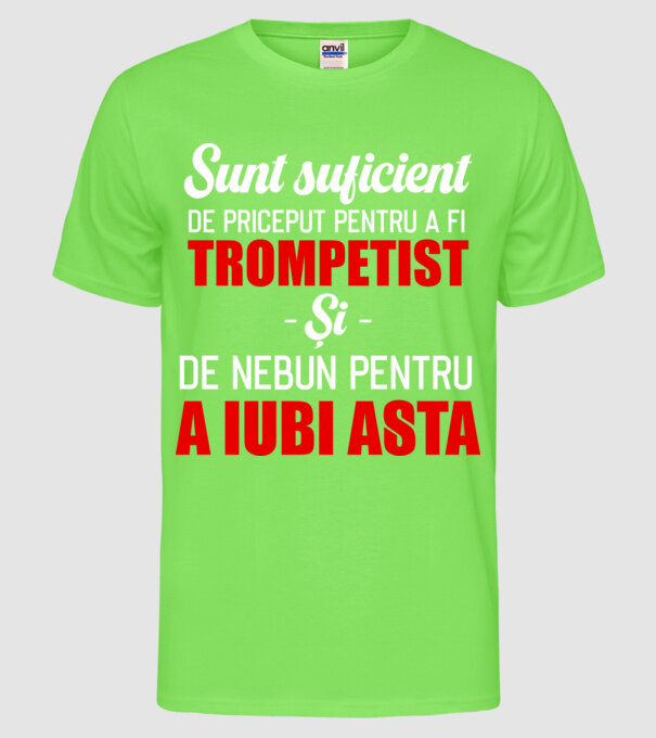 sunt suficient de priceput pentru a fi un super trompetist și suficient de nebun pentru a iubi asta model verde neon pe tricou