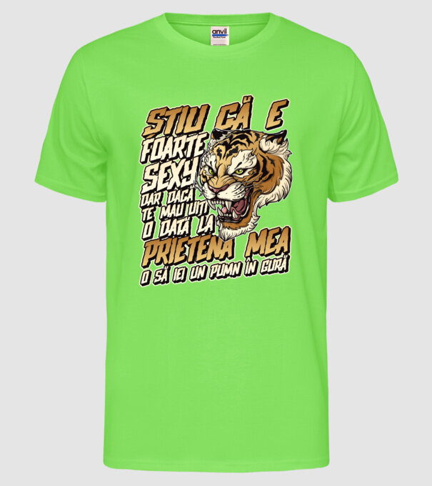 Știu că e foarte sexy, dar dacă te mai uiți o dată la prietena mea, o să iei un pumn în gură model verde neon pe tricou