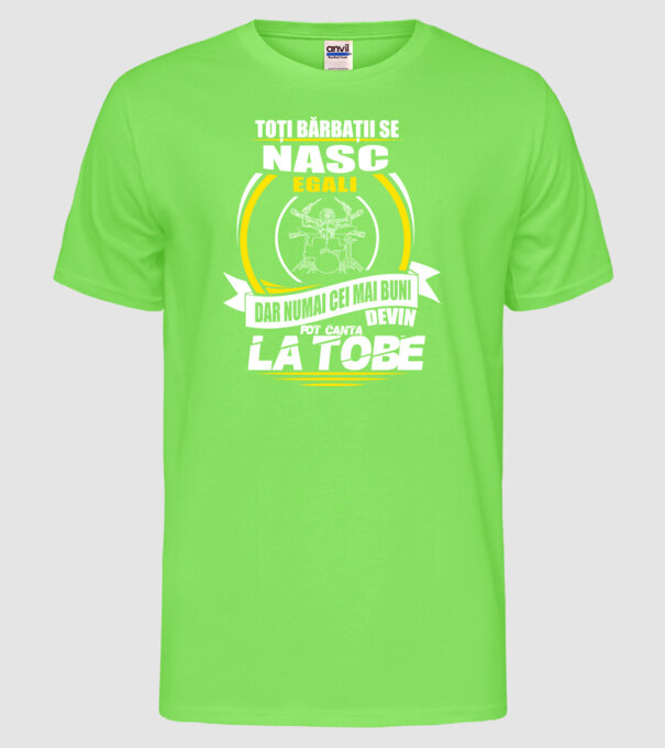 Toți bărbații se nasc egali pot canta la tobe model verde neon pe tricou