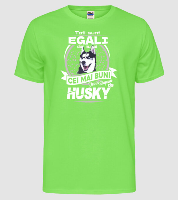 Toți sunt egali, dar numai cei mai buni devin stăpâni de husky lght model verde neon pe tricou