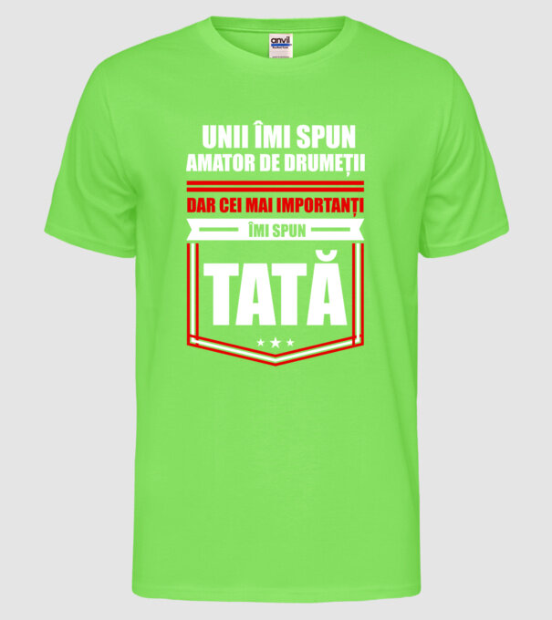 Unii îmi spun amator de drumeții, dar cei mai importanți îmi spun tată model verde neon pe tricou