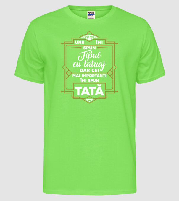 Unii îmi spun tipul cu tatuaj, dar cei mai importanți îmi spun tată model verde neon pe tricou