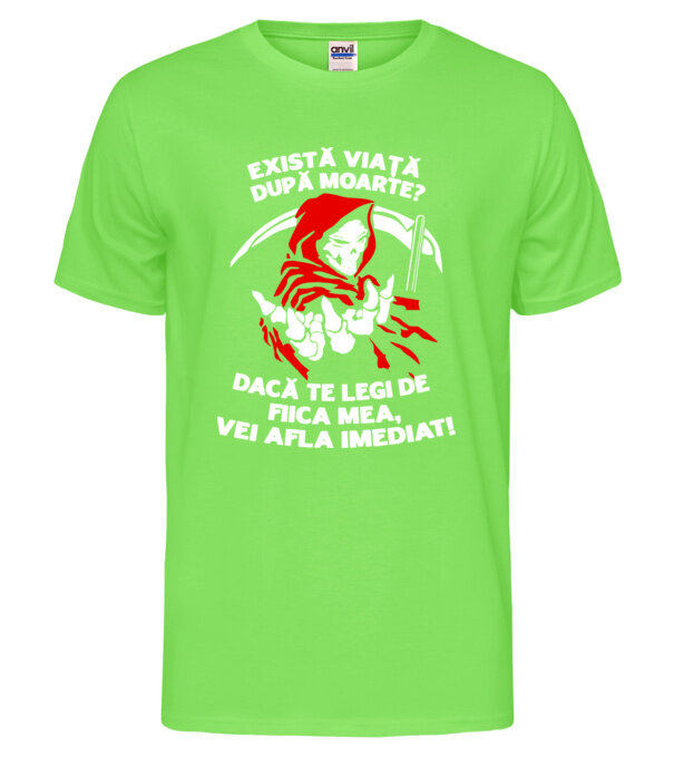  model  pe tricou