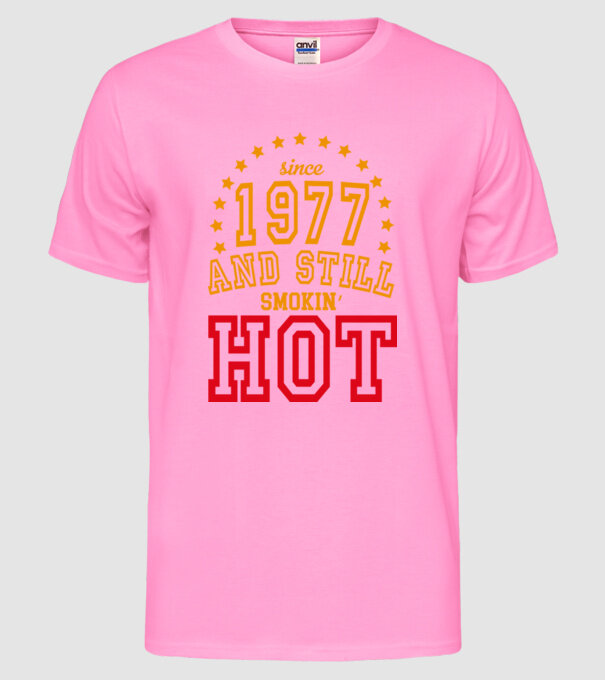 'Since and still smokin'' hot - 1977' model roz neon pe tricou