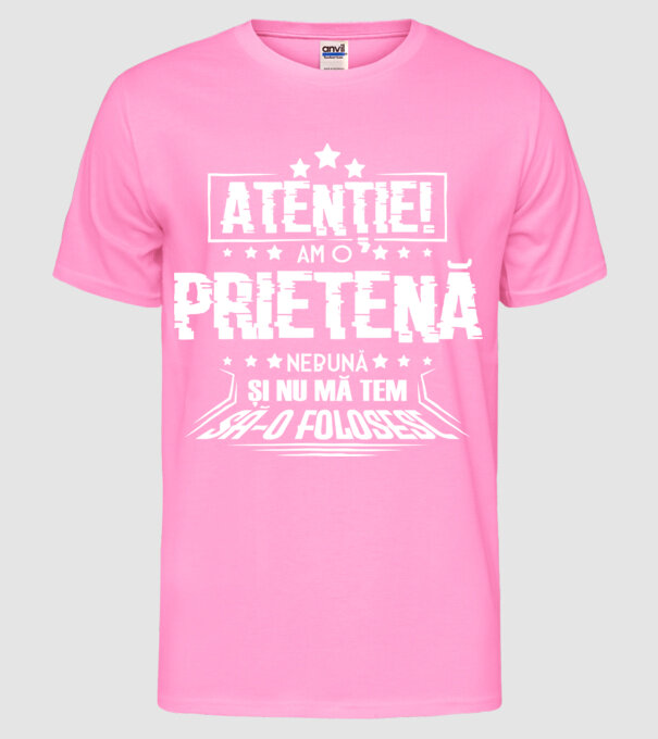 Atenție! Am o prietenă nebună și nu mă tem s-o folosesc. model roz neon pe tricou