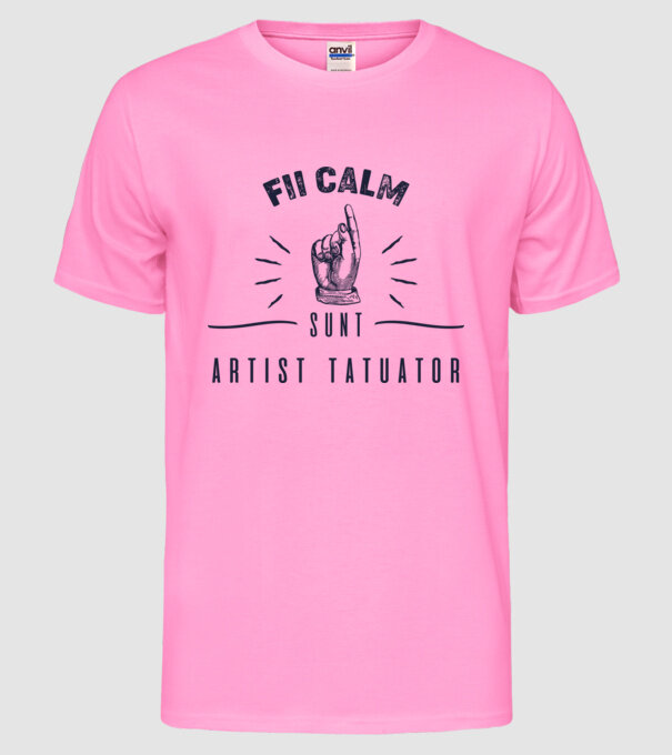 Fii calm, sunt artist tatuator model roz neon pe tricou
