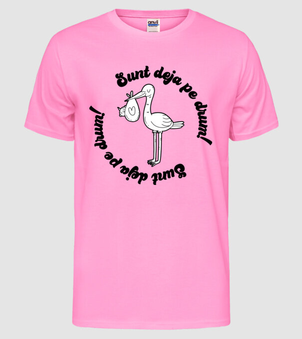 Sunt deja pe drum model roz neon pe tricou