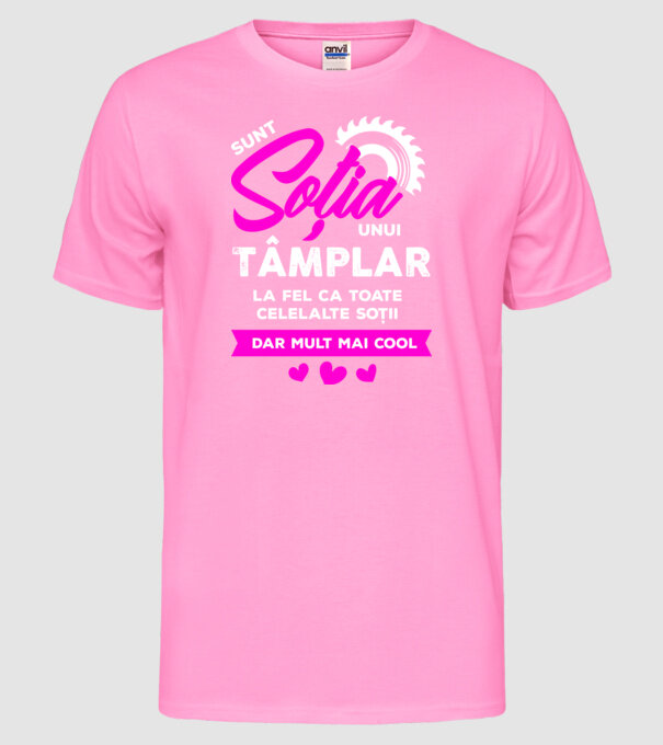 sunt soția unui tâmplar, la fel ca toate celelalte soții, dar mult mai cool model roz neon pe tricou