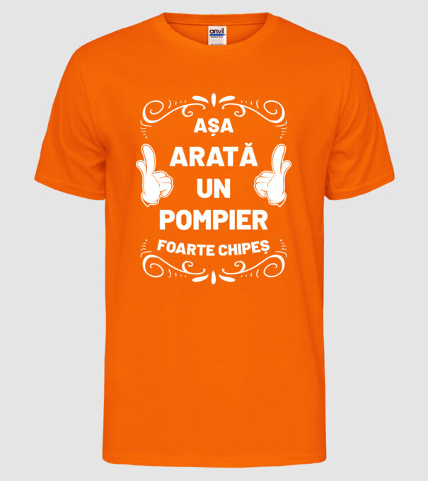 Așa arată un pompier foarte chipeș model portocaliu neon pe tricou