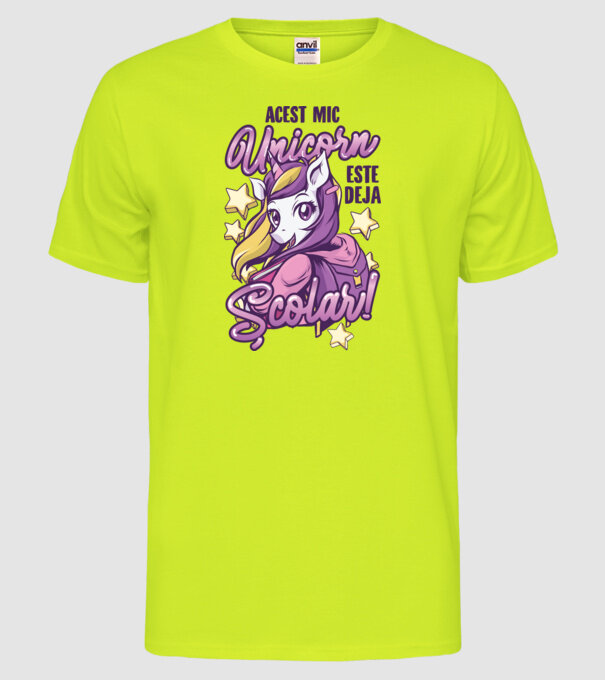 Acest mic unicorn este deja școlar model galben neon pe tricou